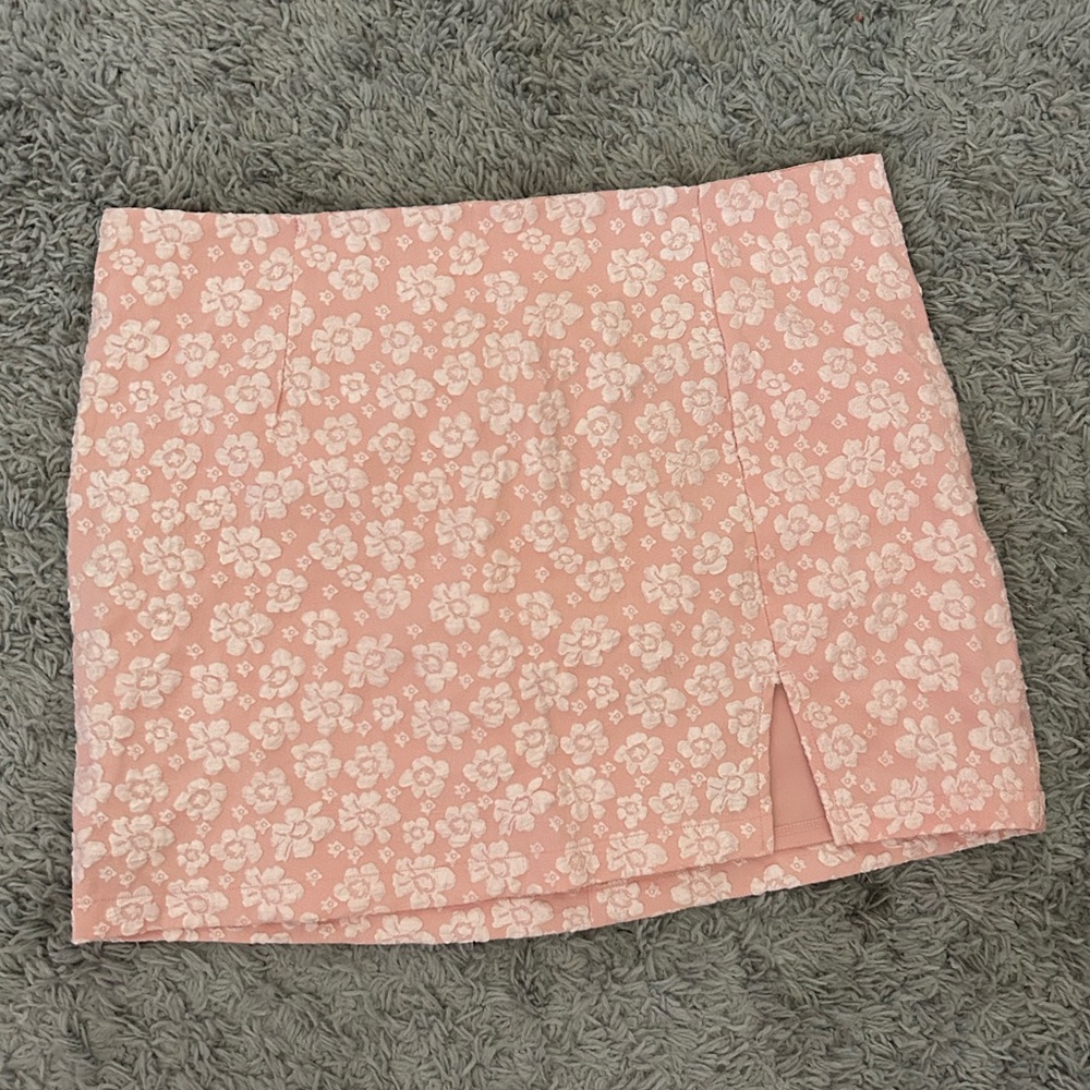 beautiful pink flowery skirt!🩷